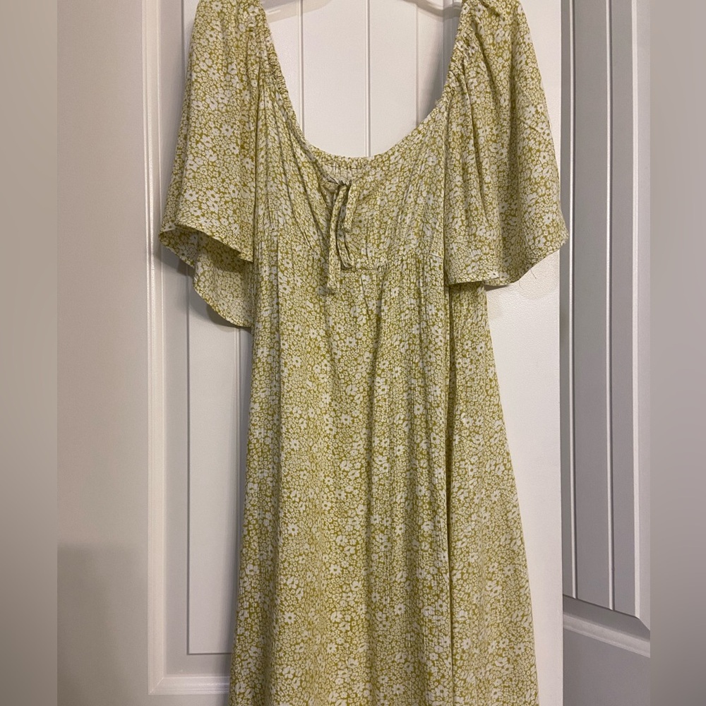 Light Green floral Billabong dress || size small